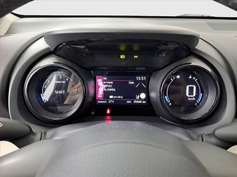Toyota Yaris (2020) 1.5 VVT-i, Kůže, Tempomat - fotka 11 z 16