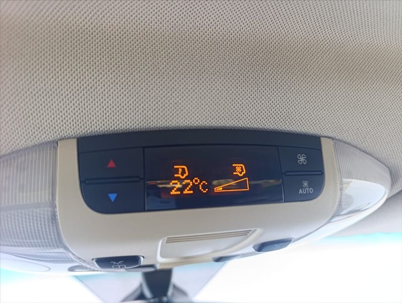 Mercedes-Benz Viano 3,0 CDi Automat SPANÍ 7míst - fotka 31 z 31