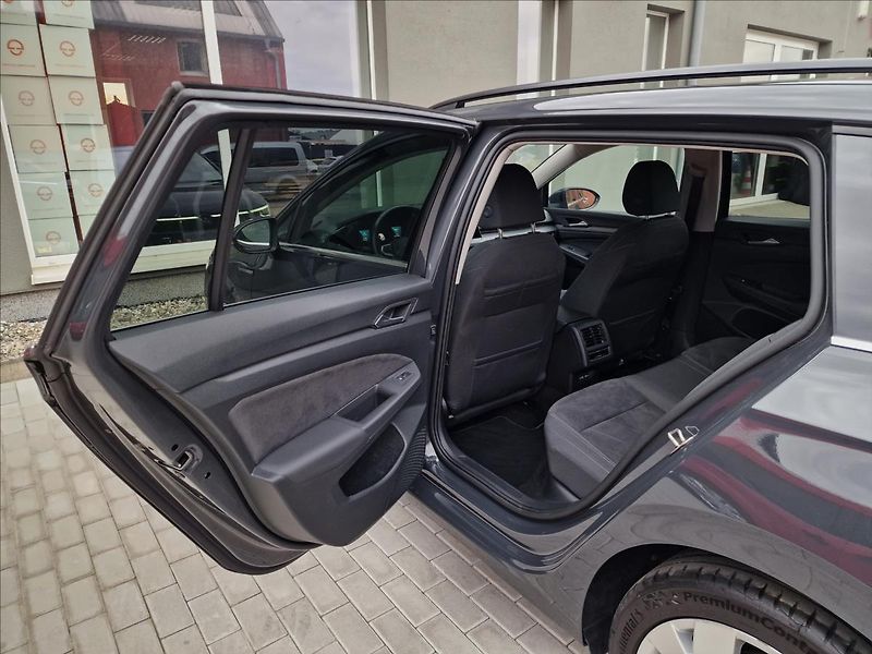 Volkswagen Golf 2.0TDI 110kW DSG Style, 1.Maj - fotka 18 z 50