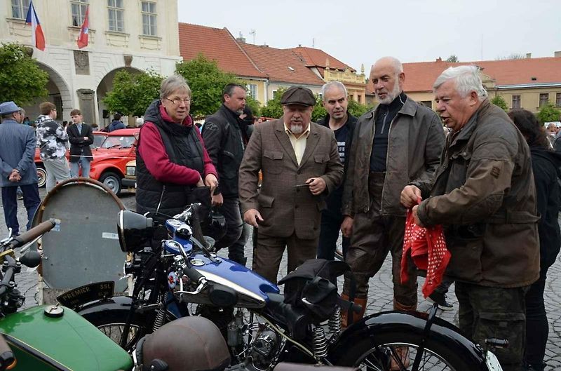 Veteránský závod odstartoval ve Velvarech na náměstí. Cíl byl na náměstí ve Slaném.