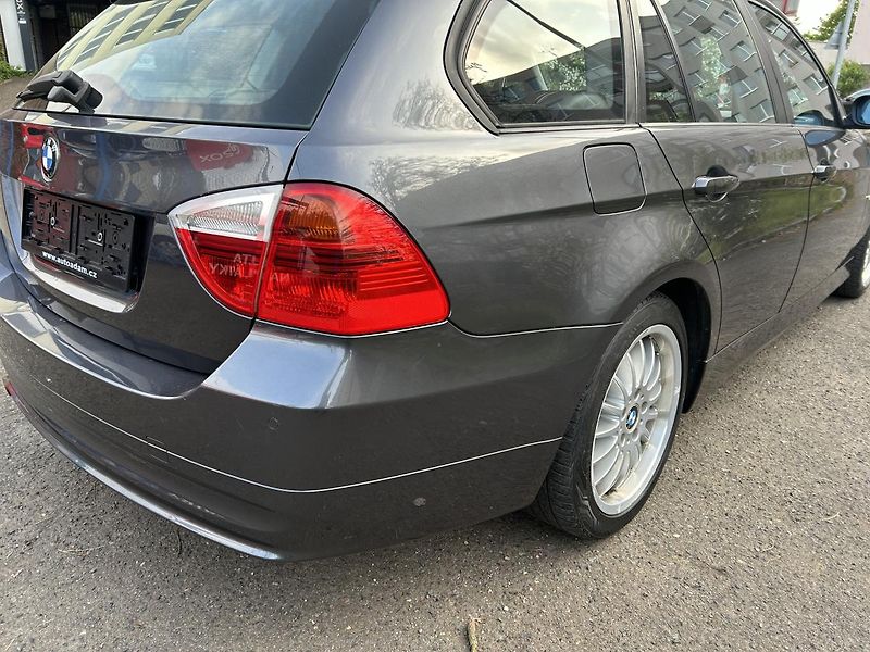 BMW Řada 3 320i  - fotka 10 z 51