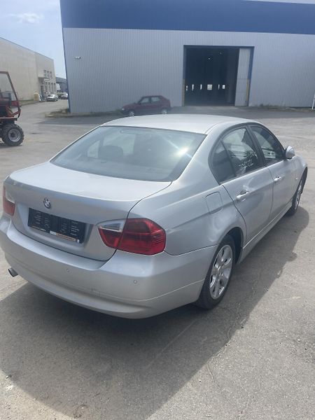 BMW Řada 3 (2007) 320i 95Kw NÁHRADNÍ DÍLY - fotka 3 z 8