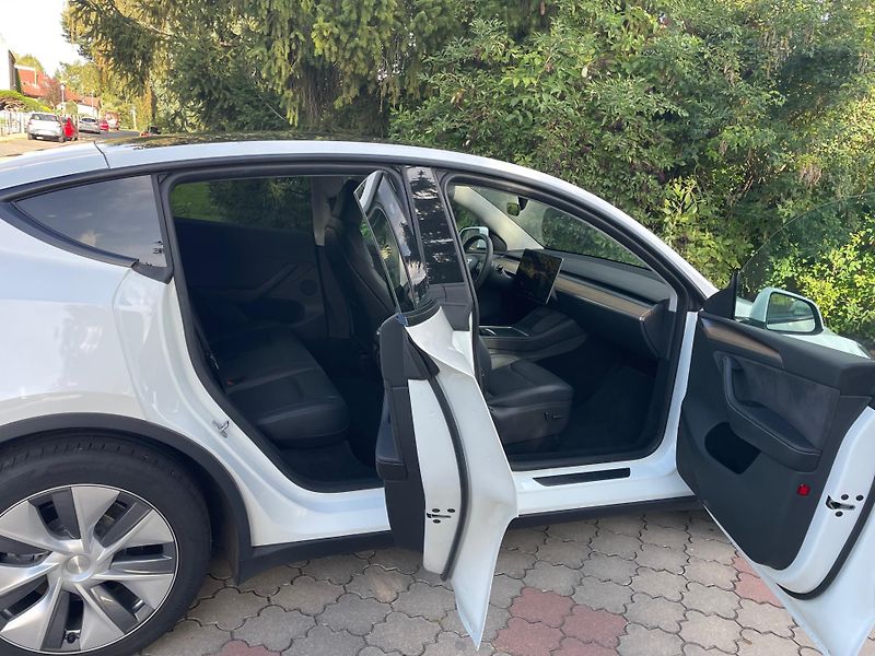 Tesla Model Y RWD 235kw 95,0 % - fotka 17 z 40