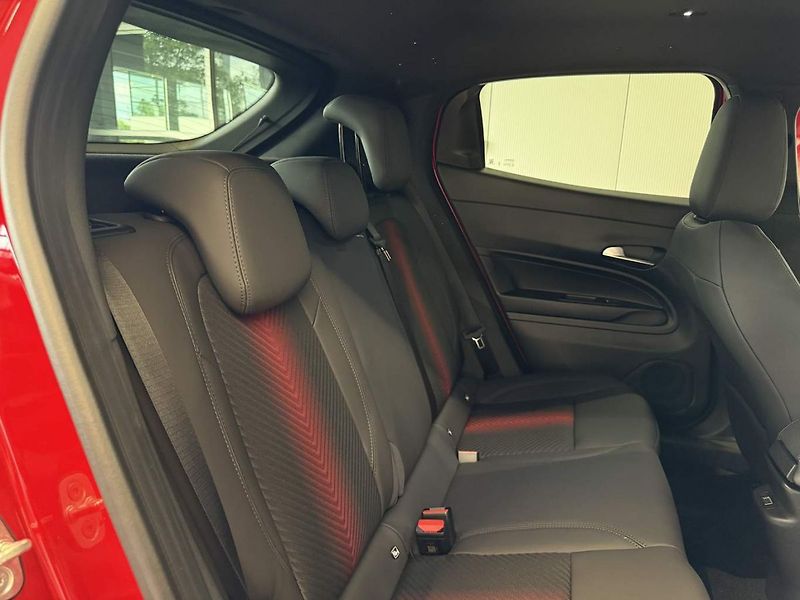 Alfa Romeo Junior (2025) Speciale Elettrica 54 kWh - fotka 21 z 26