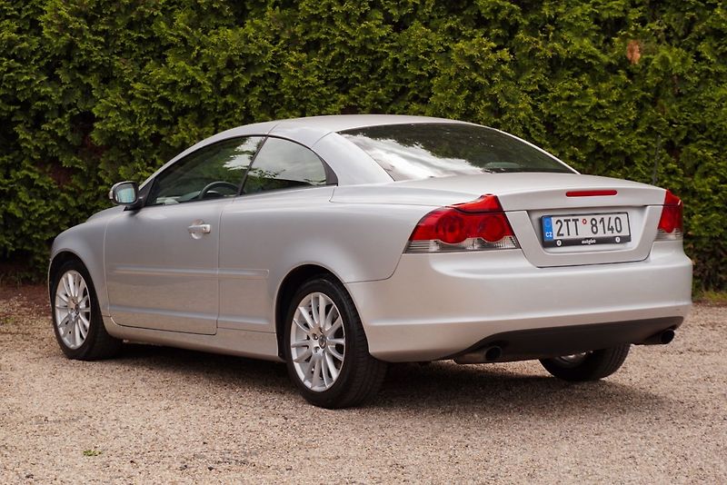 Volvo C70 2.4 D5 MOMENTUM - fotka 32 z 34