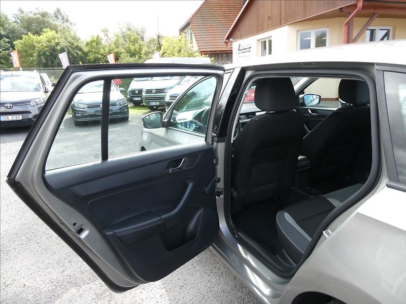 Škoda Rapid 1,2 TSi 81kW 1.MAJITEL,SERVISK - fotka 21 z 47