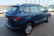 Škoda Karoq z boku připomíná většího Kodiaqa.