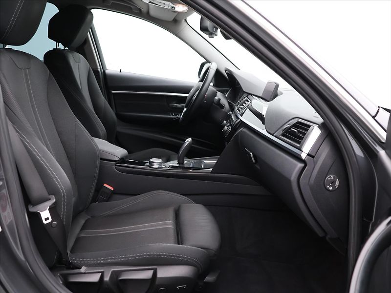 BMW Řada 3 2,0 320d xDrive 140kW Sport - fotka 12 z 29