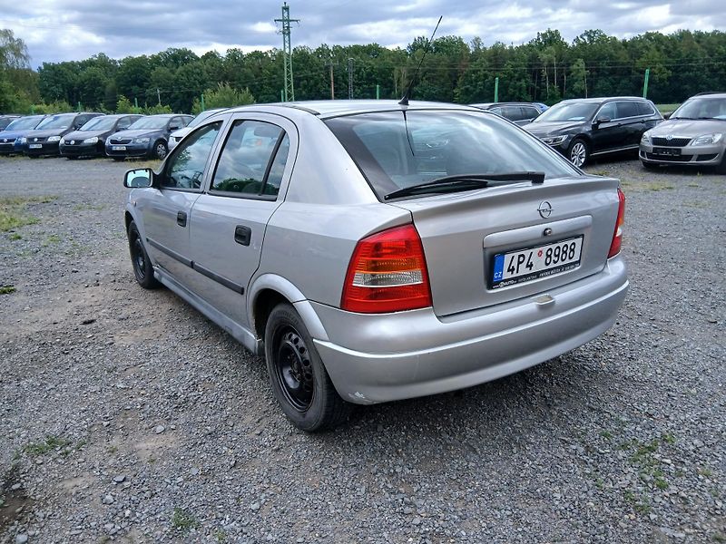 Opel Astra 1.2i - fotka 10 z 23