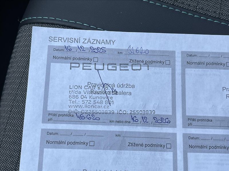 Peugeot 2008 1,2 PT  Allure EAT8 zár 4/28 - fotka 26 z 26