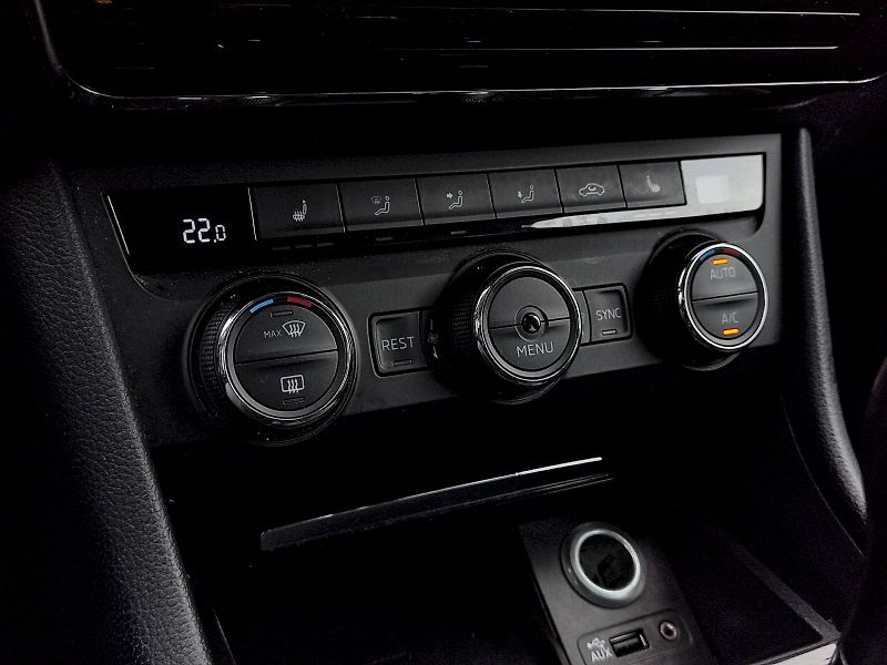 Škoda Superb (2015) Combi Ambition Business  2,0 T - fotka 20 z 36