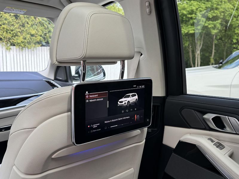 BMW X7 40xD-R22-SKY-LCD-NOČNÍ V-ČR - fotka 31 z 44