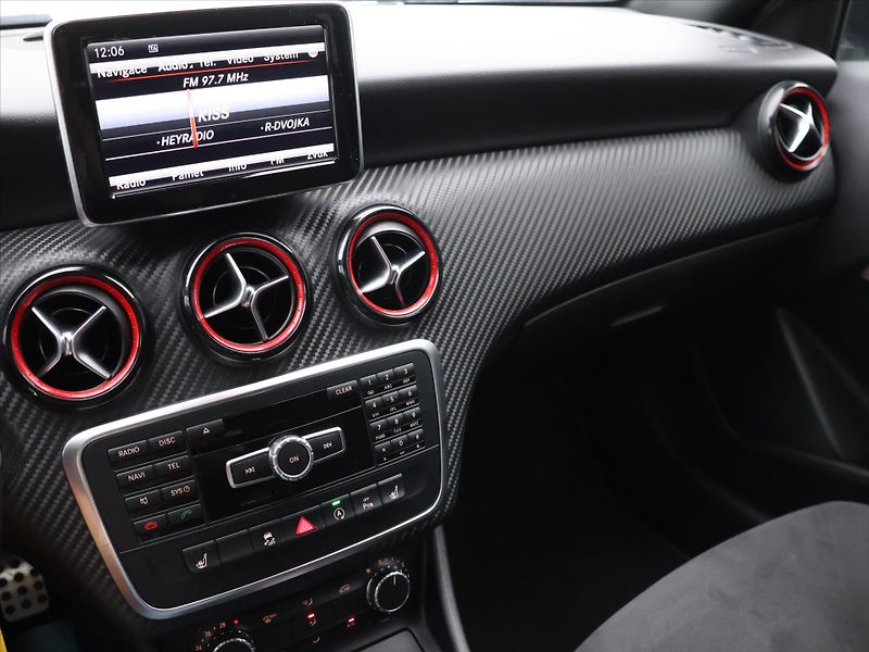 Mercedes-Benz Třídy A 2,0 45 265 kW 4Matic AMG Aut. - fotka 22 z 33