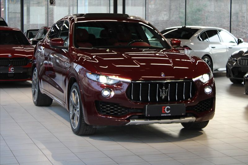 Maserati Levante SQ4 GranLusso ACC/Pano/B&W - fotka 36 z 37