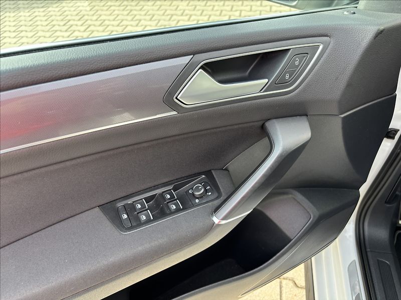 Volkswagen Touran 1.4 TSi R-line 7.míst - fotka 11 z 21
