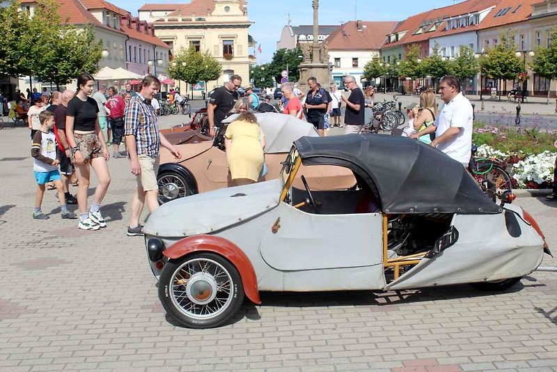 Přehlídka velorexů na poděbradském náměstí.