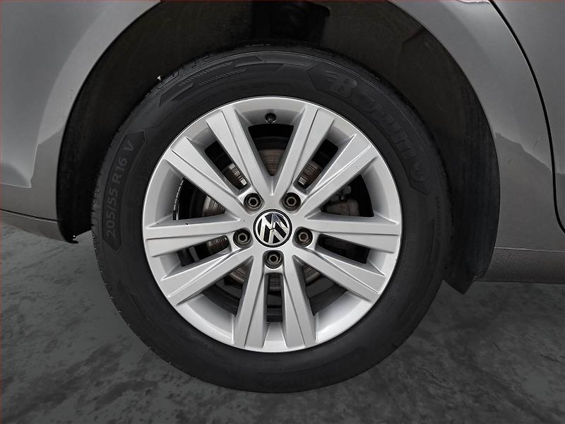 Volkswagen Touran (2012) 1.2 TSI, 7 míst, Navi - fotka 15 z 17