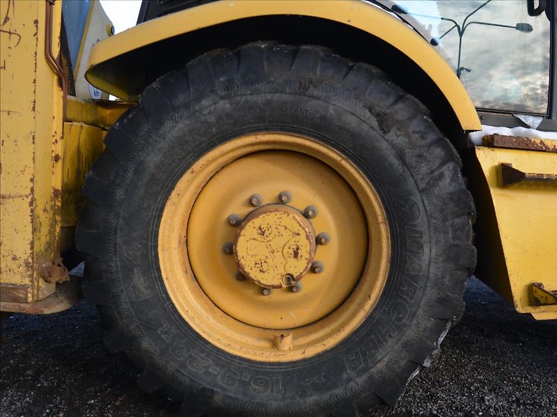 Komatsu WB 93R - fotka 4 z 14