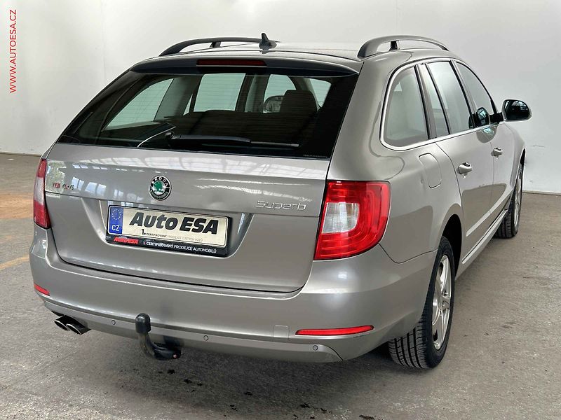 Škoda Superb (2012) 2.0 TDI 4x4, ČR, DSG, výhřev - fotka 4 z 15