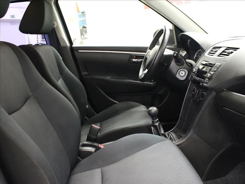 Suzuki Swift 1,2 i 4x4 pěkný stav, serv.kni - fotka 12 z 27