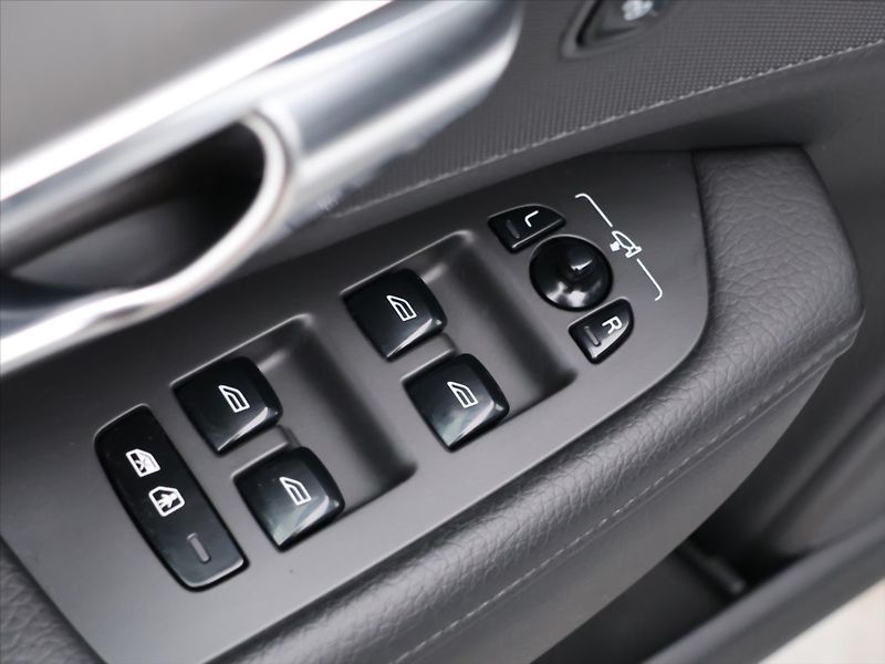 Volvo V90 2,0 T5 184kW Momentum CZ DPH - fotka 15 z 36