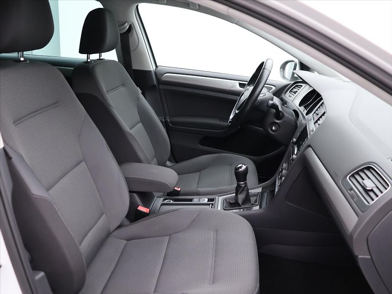 Volkswagen Golf 1,2 TSI 77kw ORIG.ALU Perleť - fotka 11 z 27