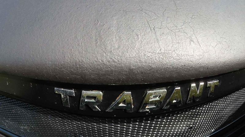 Trabaty na valtickém náměstí měly zastávku při vyjížďce srazu Trabantem za vínem.