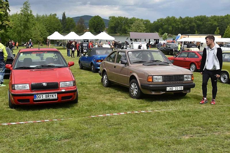 Ve Varnsdorfu se potkali majitelé několika desítek automobilových veteránů.