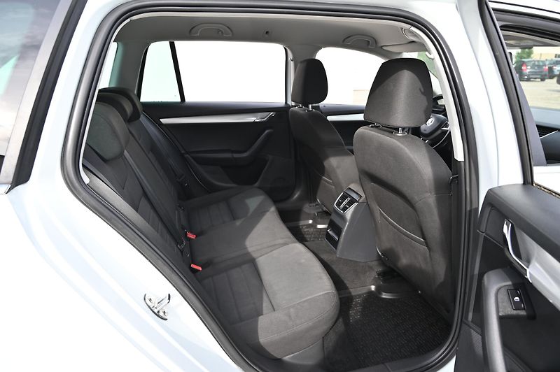 Škoda Octavia 1.6TDI 77KW Edition 4/2015 - fotka 29 z 41