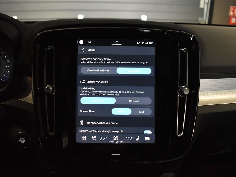 Volvo XC40 2,0 B3 PLUS Dark Bezklíč - fotka 17 z 22