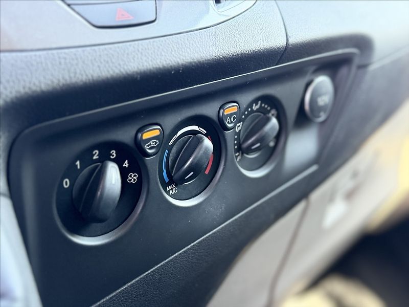 Ford Transit Custom 2,0 125kW 5MÍST WEBASTO DPH TZ - fotka 13 z 32
