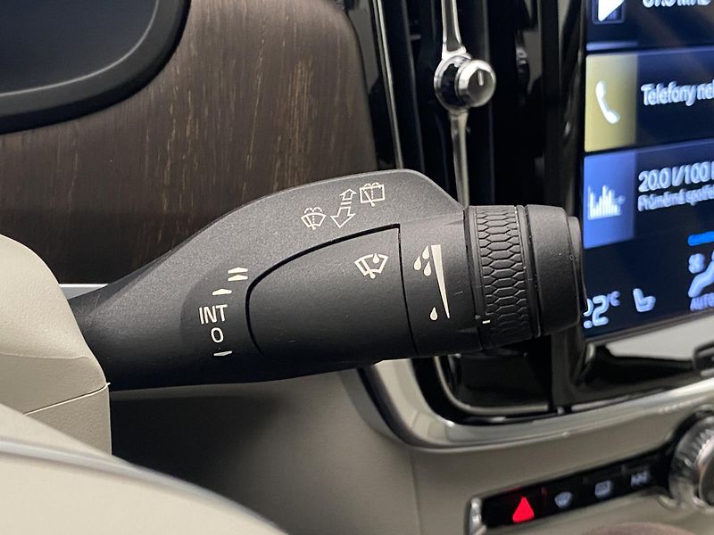 Volvo V90 CC B4 AWD MOMENTUM AUT - fotka 23 z 52