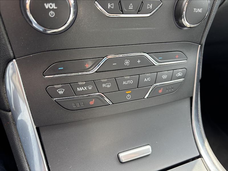 Ford S-MAX 2,0 EcoBlue 132kW Titanium 4X4 - fotka 32 z 39