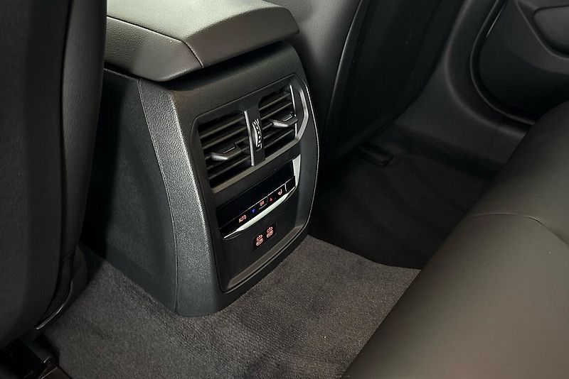 BMW i4 xDrive40 - fotka 14 z 19