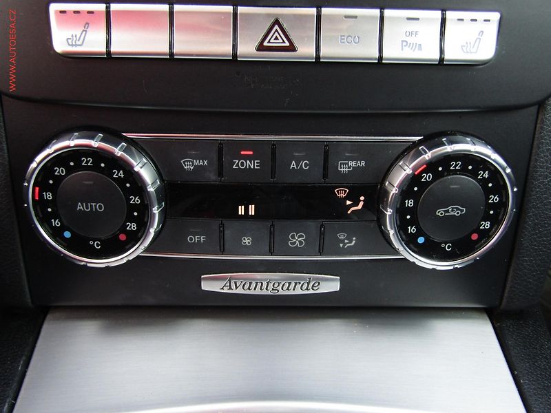 Mercedes-Benz Třídy C (2011) 1.8K C180, AT, bixen, autoAC - fotka 14 z 18
