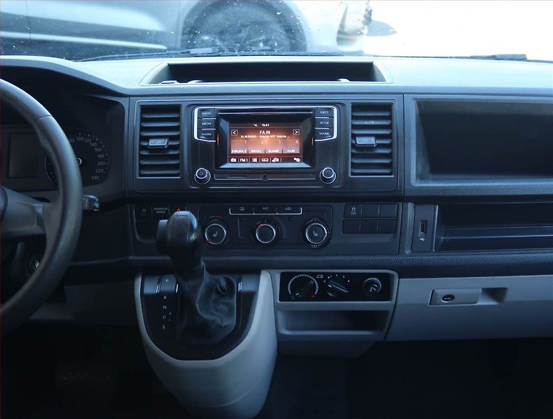 Volkswagen Transporter (2018) 2.0 TDI 4MOTION, Bus, 5Míst - fotka 12 z 18