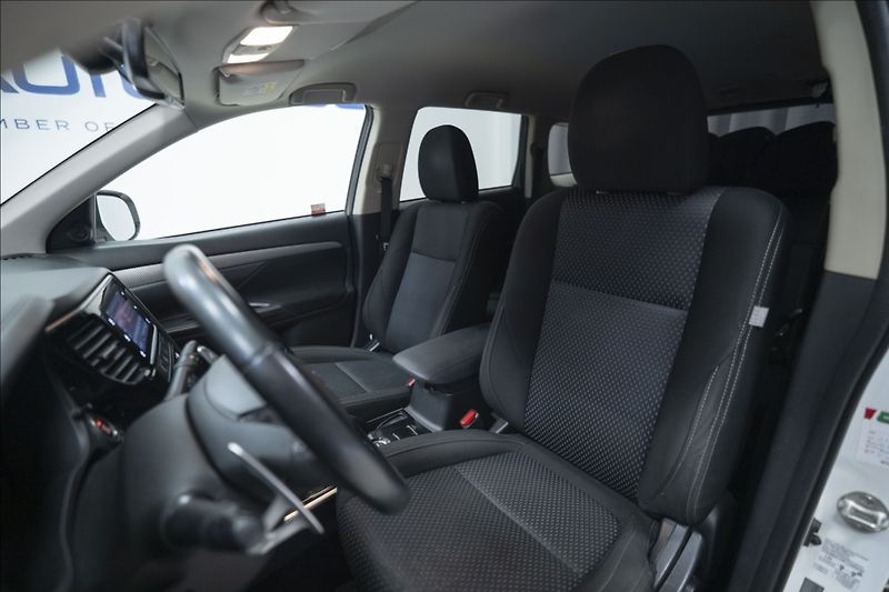 Mitsubishi Outlander 2,0 MIVEC AWD AT INTENSE ČR - fotka 16 z 33