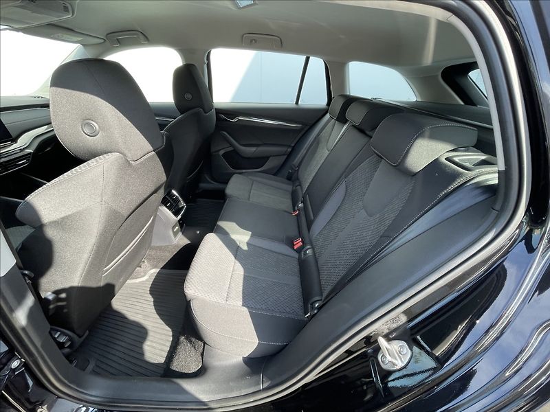 Škoda Octavia 2,0 TDI DSG Style Plus Top ACC - fotka 16 z 23
