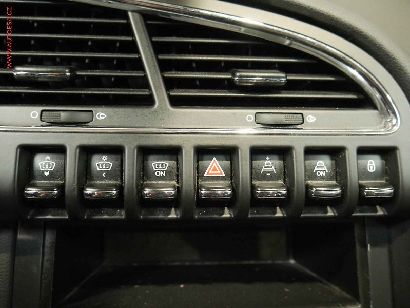 Peugeot 3008 (2010) 1.6HDi, 2.maj, Navi, panor - fotka 17 z 21