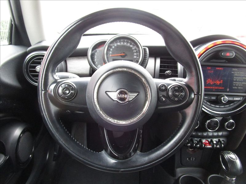 Mini Cooper 1.5D, automat, kůže - fotka 8 z 38