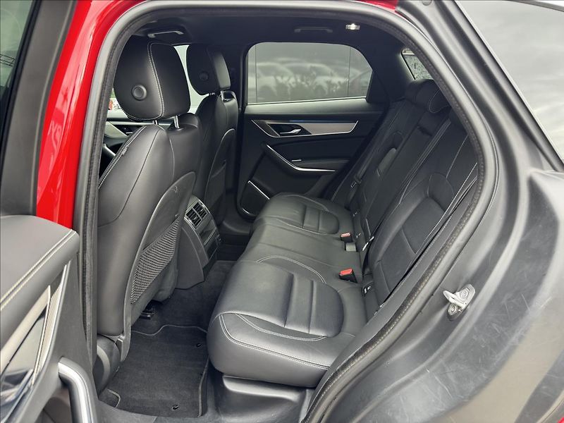 Jaguar F-Pace 3,0 P400 R-Dynamic SE AWD AT - fotka 13 z 31