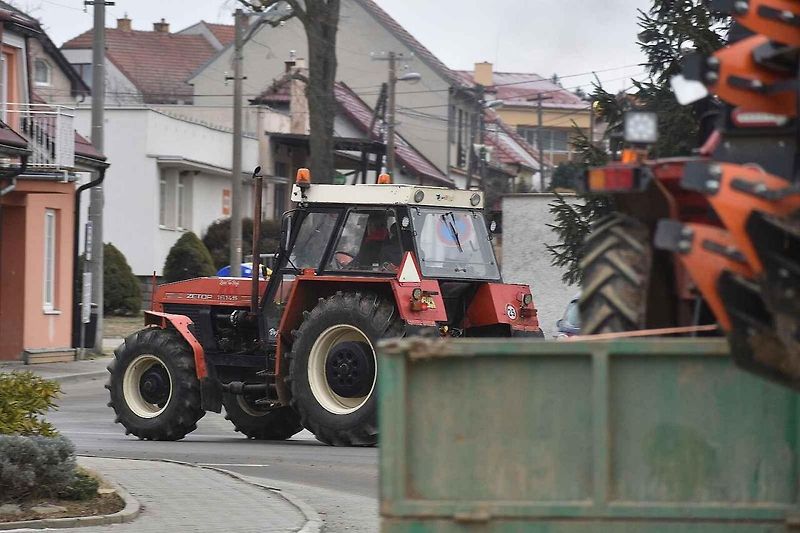 Táta, brácha a já, jedeme v tom spolu. V Suchém pořádali v pondělí vánoční jízdu traktorů.