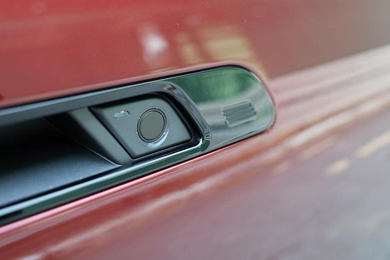 BMW Řada 7 750e xDrive - fotka 16 z 20