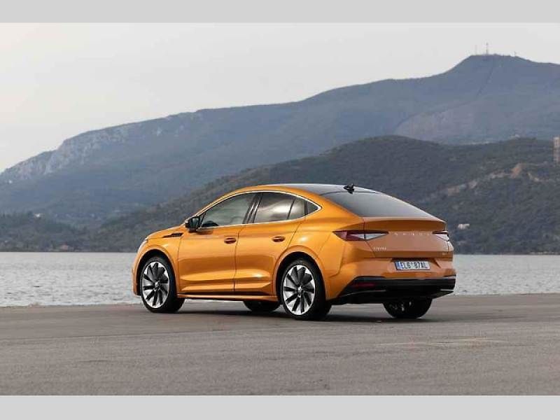 Plně elektrické SUV Škoda Enyaq Coupé iV (na snímku) se představilo v roce 2022 a vzbudilo u zákazníků velký zájem. Automobilka zrychluje svoji elektrickou ofenzivu: do roku 2026 představí tři zcela nové elektrické modely a další budou následovat.