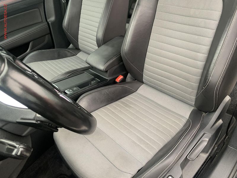 Volkswagen Passat (2015) 2.0 TDi, R-Line, DSG, LED - fotka 9 z 22