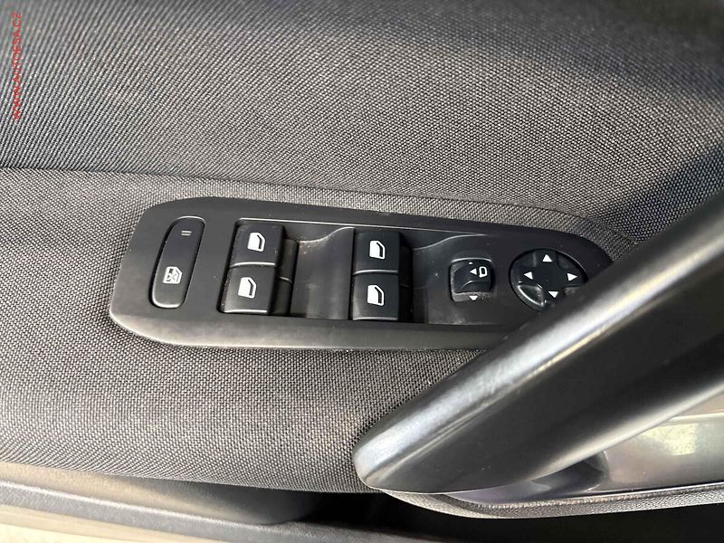 Peugeot 308 (2021) 1.5 HDi, 2.maj,ČR, AC. temp - fotka 12 z 15