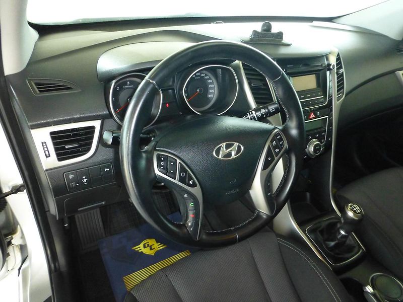 Hyundai i30 (2013) 1,6CRDI*ALU*KLIMA*VYHŘ.SED** - fotka 11 z 22