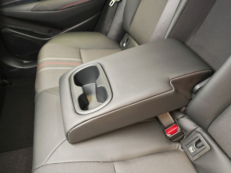 Toyota Corolla 1.8 GR SPORT - fotka 21 z 35