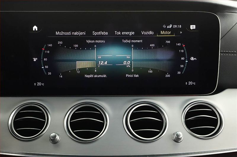 Mercedes-Benz Třídy E (2021) AMG Paket E 300 e 4MATIC - fotka 17 z 31