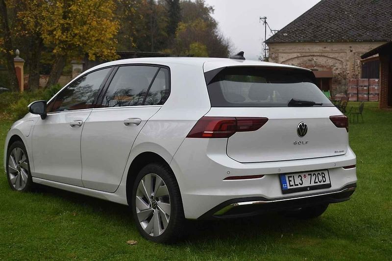 Volkswagen Golf eHybrid je ideální volbou pro ty, kteří po většinu roku jezdí často a na vzdálenosti do sta kilometrů